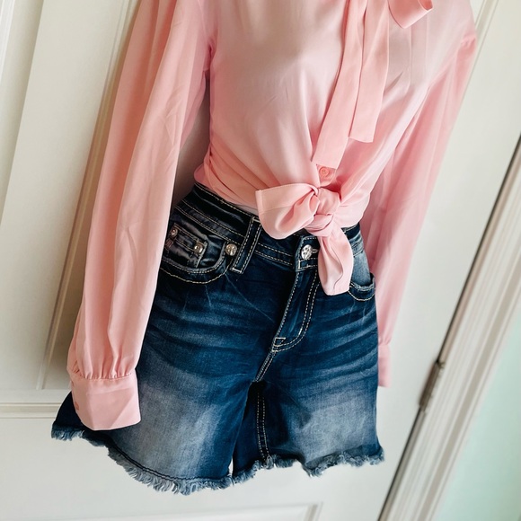 Miss Me RARE Floral Pocket
Styling Embroidery Gemstone Mid-Rise Short sz 28 NWT - Picture 8 of 12